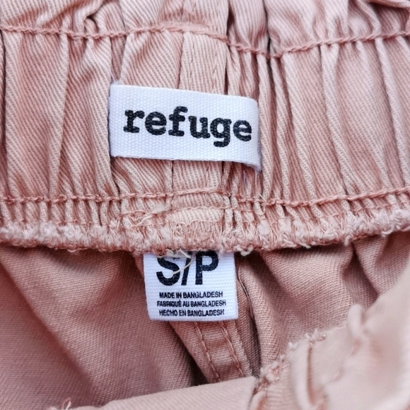 Refuge Cargo beige shorts. Size small. EUC - Picture 3 of 5
